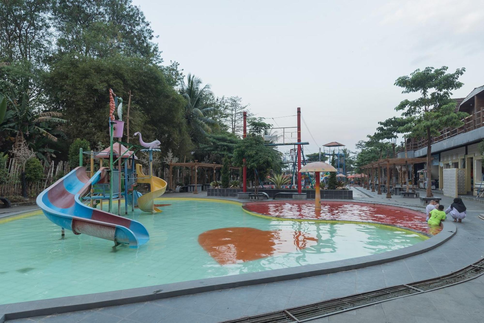 Urbanview Hotel Cianjur City Park By Reddoorz Exterior photo