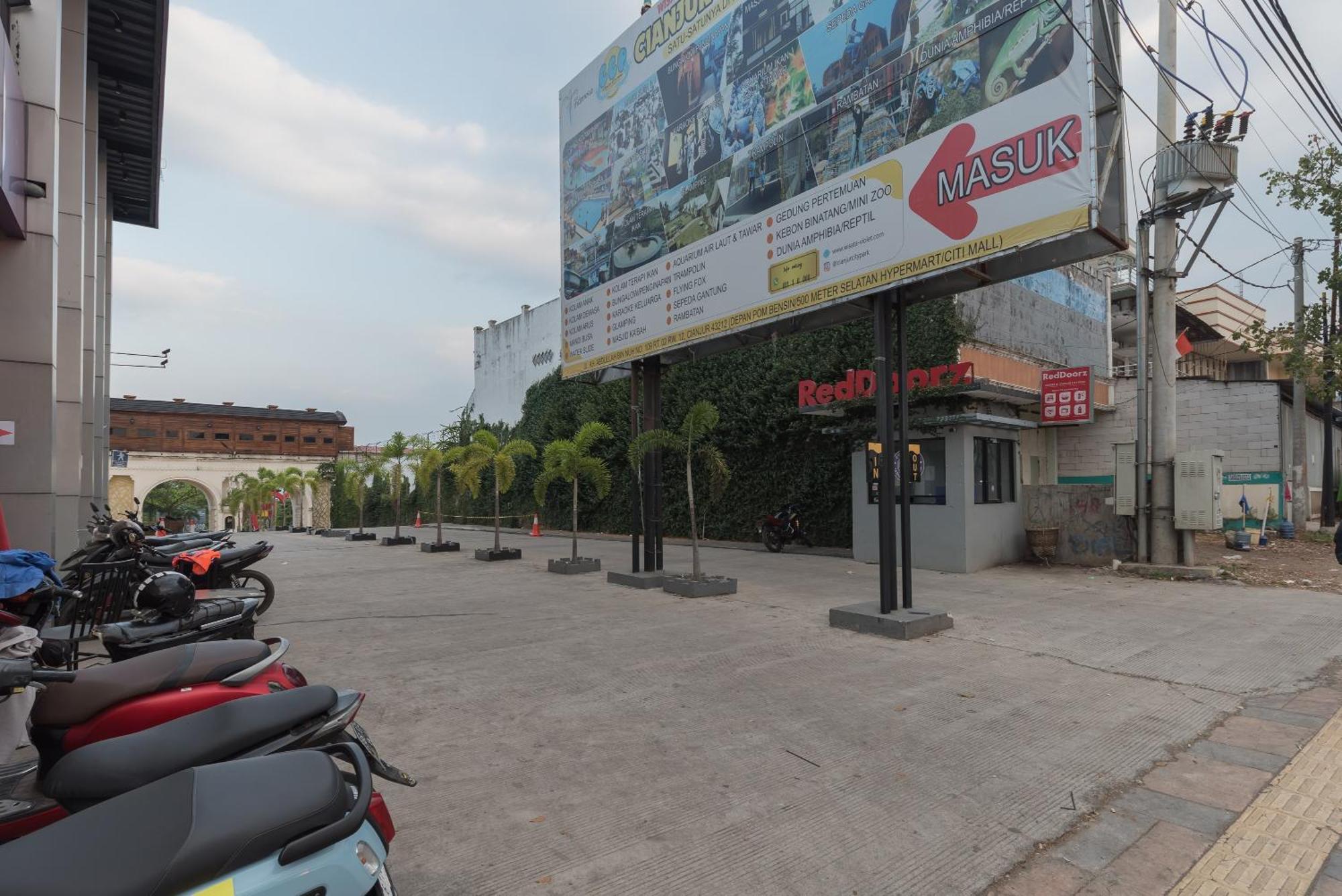 Urbanview Hotel Cianjur City Park By Reddoorz Exterior photo